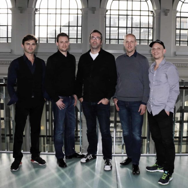 Beim Kick-Off Termin in der Handelskammer Hamburg mit v.l.n.r.: Lenn Kudrjawizki (Head of Berlin Show Orchestra, Legrain Productions), Philip Rieneck (Sponsors Verlag), Stefan Lohmann (Live Entertainment Experte), Sascha Lafeld (First Climate AG) und Felix Neumann (Musical Director Berlin Show Orchestra, Legrain Productions) Beim Kick-Off Termin in der Handelskammer Hamburg mit v.l.n.r.: Lenn Kudrjawizki (Head of Berlin Show Orchestra, Legrain Productions), Philip Rieneck (Sponsors Verlag), Stefan Lohmann (Live Entertainment Experte), Sascha Lafeld (First Climate AG) und Felix Neumann (Musical Director Berlin Show Orchestra, Legrain Productions)