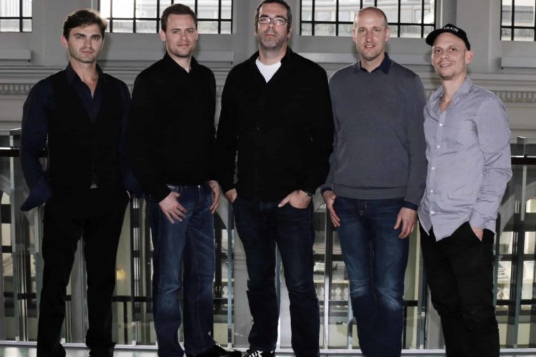 Beim Kick-Off Termin in der Handelskammer Hamburg mit v.l.n.r.: Lenn Kudrjawizki (Head of Berlin Show Orchestra, Legrain Productions), Philip Rieneck (Sponsors Verlag), Stefan Lohmann (Live Entertainment Experte), Sascha Lafeld (First Climate AG) und Felix Neumann (Musical Director Berlin Show Orchestra, Legrain Productions)