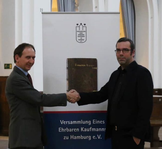 Der bedeutungsvolle Handschlag zwischen Christian Graf (Handelskammer Hamburg, links) und Stefan Lohmann (Live Entertainment Experte aus Hamburg) wurde in der Hamburger Handelskammer getätigt. Foto: Stefan Lohmann