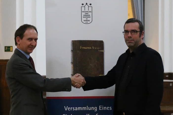 links Christian Graf rechts stefan lohmann Hamburger Handelskammer copyright stefan lohmann700 Der bedeutungsvolle Handschlag zwischen Christian Graf (Handelskammer Hamburg, links) und Stefan Lohmann (Live Entertainment Experte aus Hamburg) wurde in der Hamburger Handelskammer getätigt. Foto: Stefan Lohmann