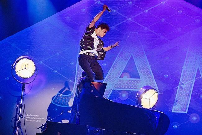 Jamie-Cullum jumps off the piano -Dariusz-Misztal_dnp2016-389-900-2