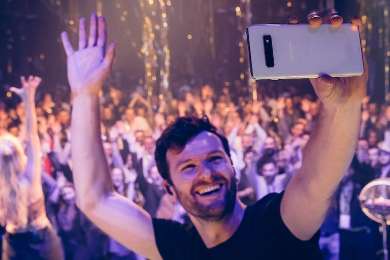 Samsung GalaxyS10 Event mit Glasperlenspiel