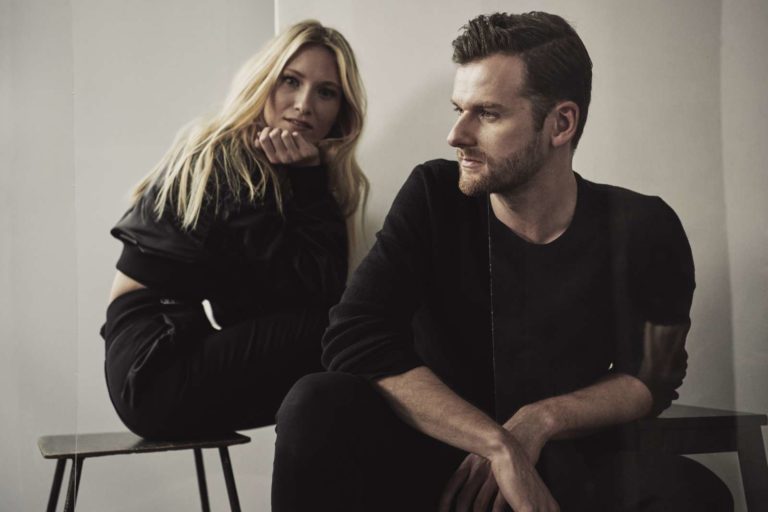 glasperlenspiel-pressefotos-2018(8) booking glasperlenspiel pressefoto mit Sängerin und Sänger von Glasperlenspiel in schwarzer Kleidung