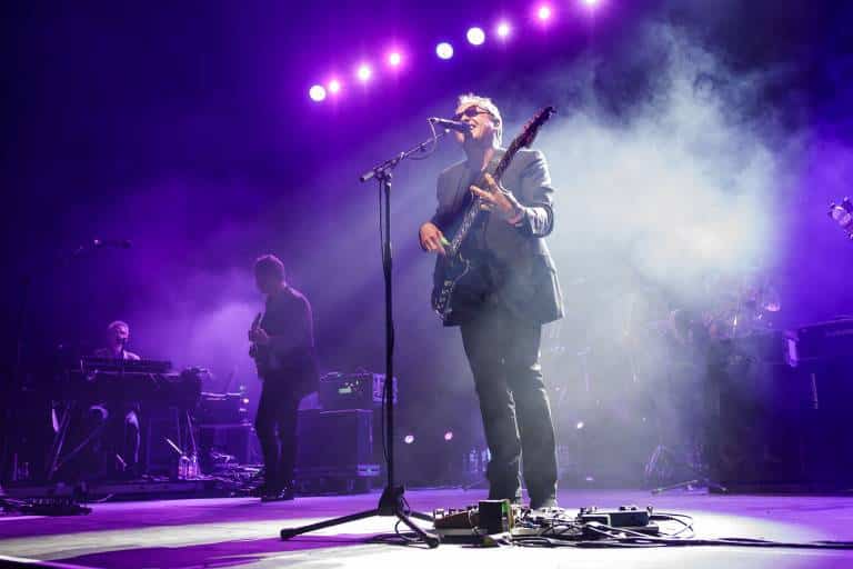 Der Sänger und Bassist der Band Level 42 Mark King im Vordergrund des Bildes – Artists Relations Manangement Stefan Lohmann Level 42 - Artist Relations Management Stefan Lohmann