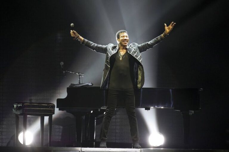 Saenger Musiker Lionel RICHIE USA singend Gesang bei seinem Konzert in der L A N X E S S A R E