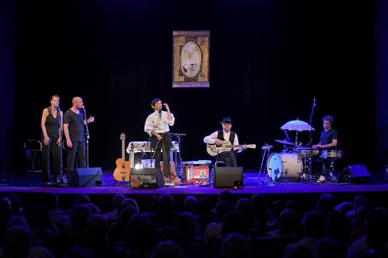 Konzert der Meret Becker und Band zum Thema Deins & Done im Stadttheater Gmunden im Rahmen der Sal