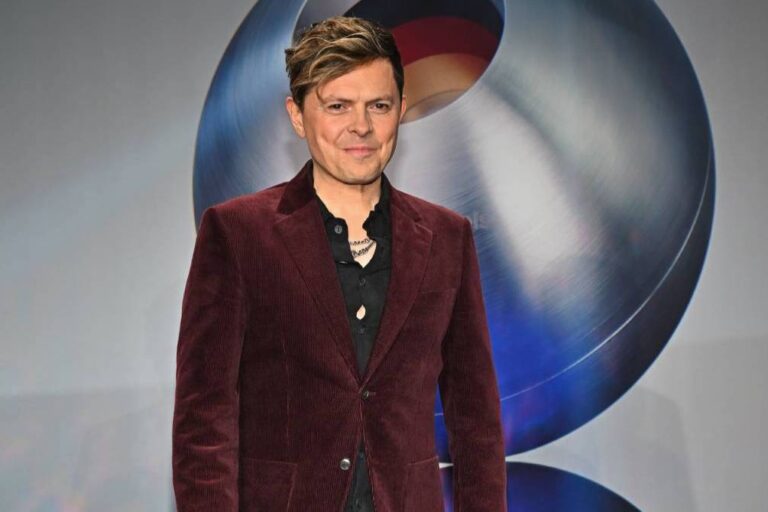 deutscher-nachhaltigkeitspreis-2022-michael-patrick-kelly-blue-carpet-fotograf-Raphael-Stötzel (1)